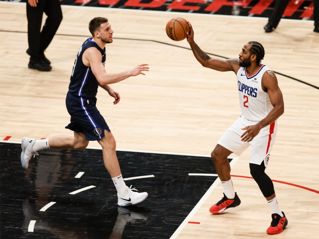 波格丹末节爆发,接伦纳德助攻三分连中独揽16分 比赛进入最后一节时,双方比分僵持,谁都不